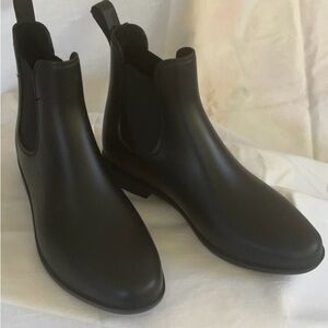 Classic Black Women's Chelsea Boots